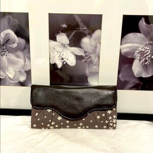 THIRTY-ONE // brown floral wallet // tri-fold // magnetic closure